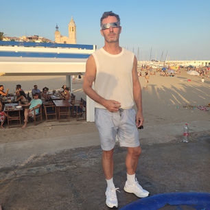 Vacances à Sitges : pourquoi la ville n'est pas un ghetto gay (et pourquoi tu vas adorer)