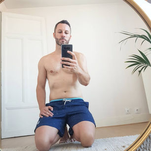 Polo associé à un maillot de bain : parfait look estival avec tbs