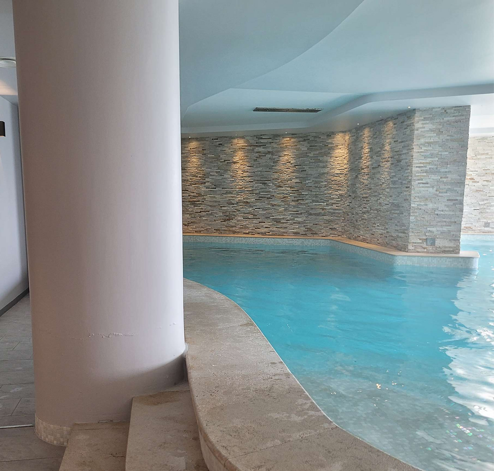 piscine intérieur de l'hôtel Les Terrasses d'Èze