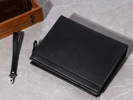 La pochette homme : pourquoi cet accessoire s’impose dans le vestiaire masculin ?