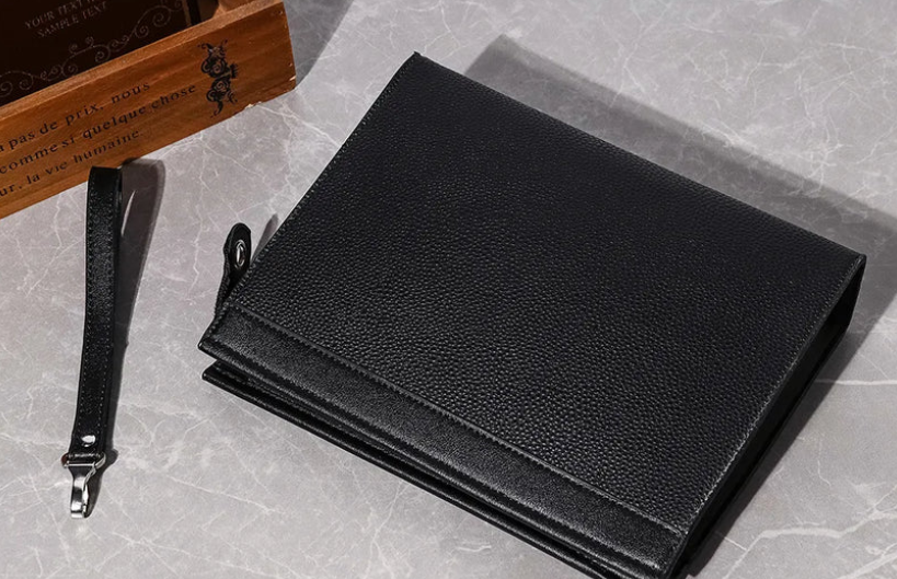 La pochette homme : pourquoi cet accessoire s’impose dans le vestiaire masculin ?