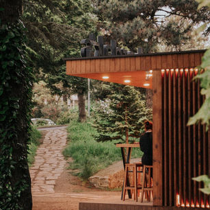 Soirées d'été : comment transformer son abri de jardin en mini-bar estival ?