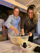 שתי נשים מכינות בצק בתוך קערה, הסיפור שלנו, במרכז פסג״ה בת ים.