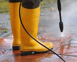 personne-portant-bottes-caoutchouc-jaune-buse-eau-haute-pression-nettoyant-salete-dans-car