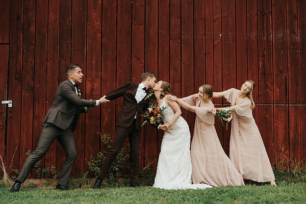 Bröllopsfotograf Uppsala, brupar, tärnor och best man vid lada