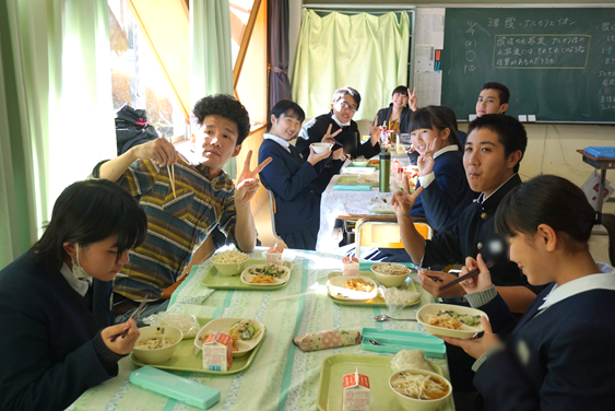 交流給食