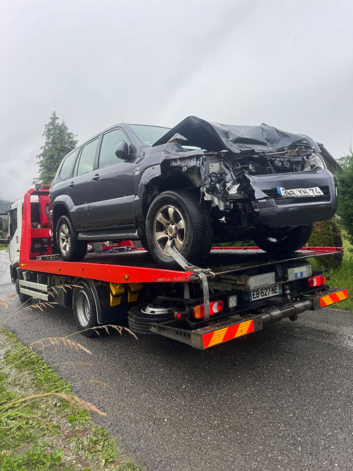 Toyota accidentée sur plateau, Dépannage Des Alpes