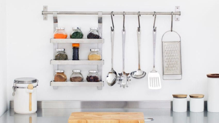 well organized kitchen to not lose time. kitchen triangle.