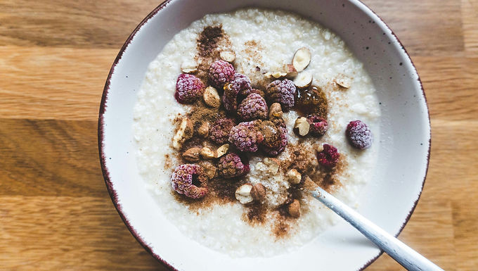 1. Add oats, milk/water, a pinch of salt and sugar to a small pot.
2. Heat on medium and stir until it thickens (for about 5 min).
3. Add banana slices, apple slices and the frozen berries.
4. Add optional toppings, e.g., nuts, cinnamon or nutella.