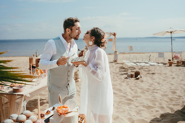 Couple de mariés qui s'embrasse sur la plage de Cazaux