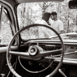 Shooting grossesse en forêt Oise avec voiture ancienne Delphine Pitar photographe