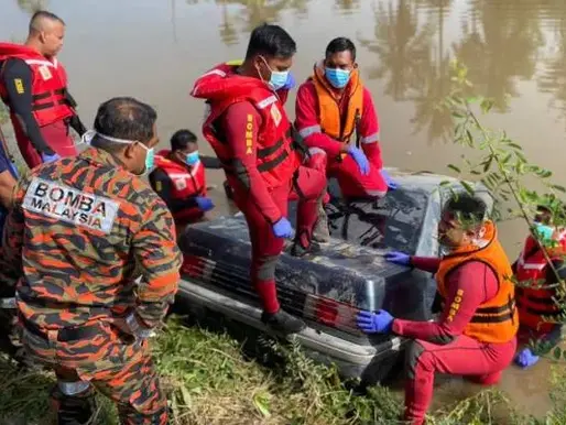 Enam Beranak Ditemui Maut Dalam Kereta Tenggelam di Sungai Korok