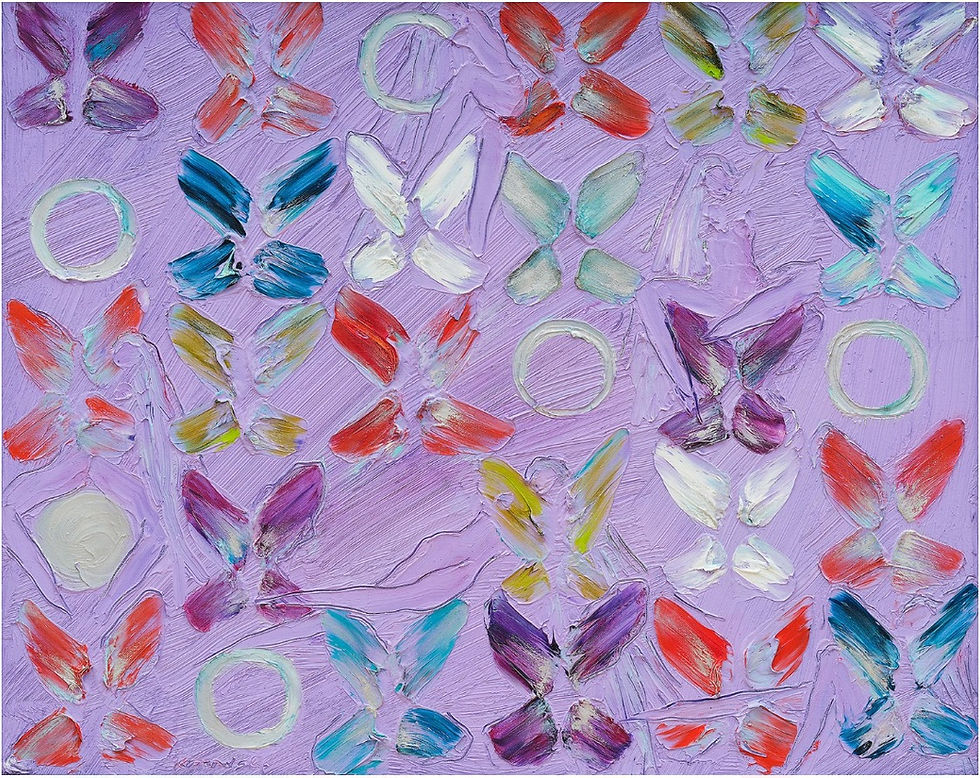 パープルの背景に、たくさんのチョウ、女性の姿、丸い形を描いたロリ・コプロウスキーの油彩画「XO・コズミック」