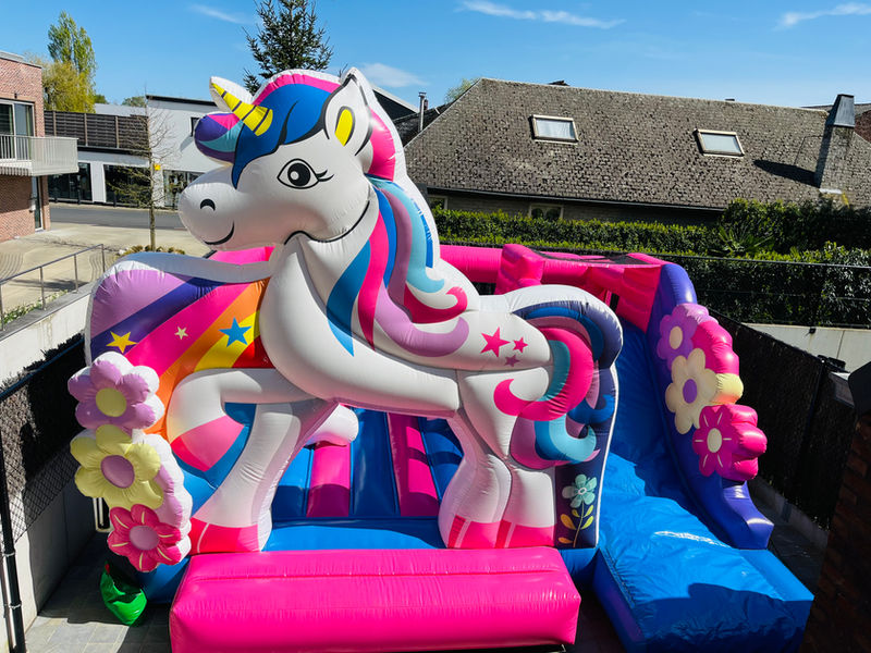 Flower Unicorn springkasteel van Springkasteelverhuur Klein Avontuur te Lauwe. 
