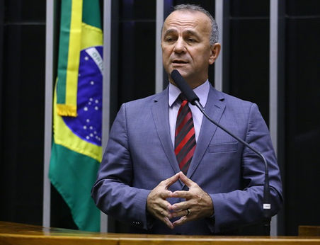 Helder Salomão lidera avanço de PEC que extingue aposentadoria compulsória como sanção disciplinar.