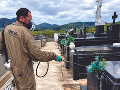 No Dia de Finados, Calçado reforça alerta contra a dengue e orienta visitantes de cemitério.