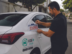 TSE bate o martelo: carro de aplicativo não pode circular com adesivo de candidato e multa chega a R$ 2 mil.