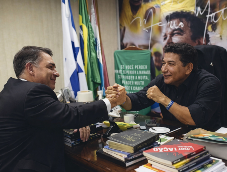 Comentário de Flávio Bolsonaro reacende possibilidade de candidatura de Magno Malta ao governo do ES.