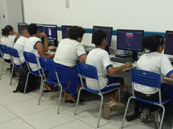 Sala de aula vira jogo e alunos de Vitória avançam no aprendizado com ajuda da tecnologia.