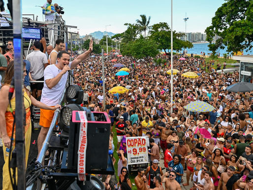 Vitória vira capital da folia e arrasta multidão de mais de 50 mil pessoas para Camburi no pré-carnaval 2026.