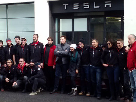 Elon Musk vende casi un millón de sus acciones en Tesla