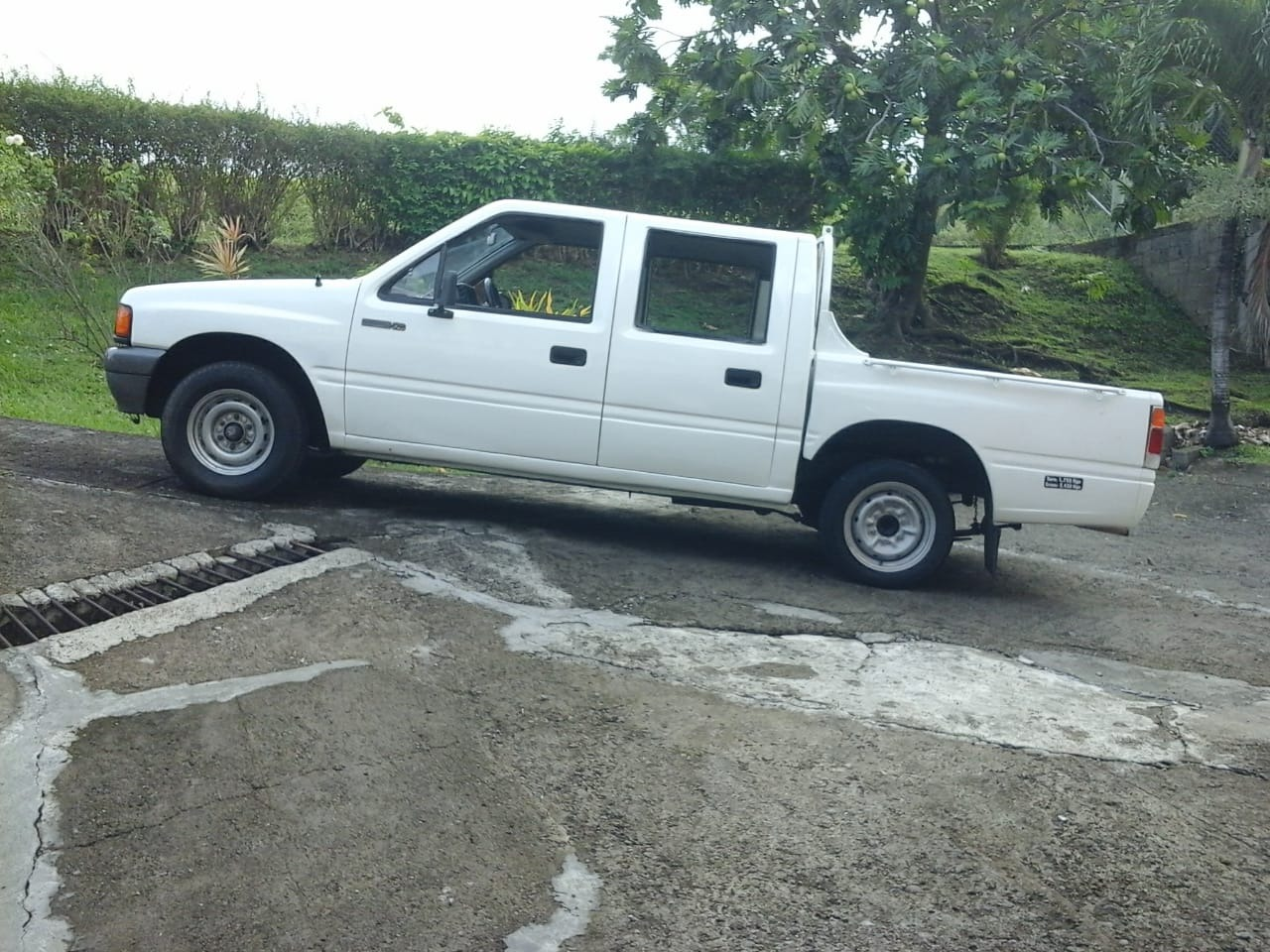 1990 Isuzu double cab pickup content media