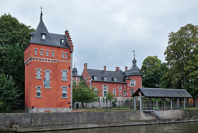 Château_Bilquin-de_Cartier_from_the_North_bank_of_the_Sambre_river_(DSCF7729).jpg