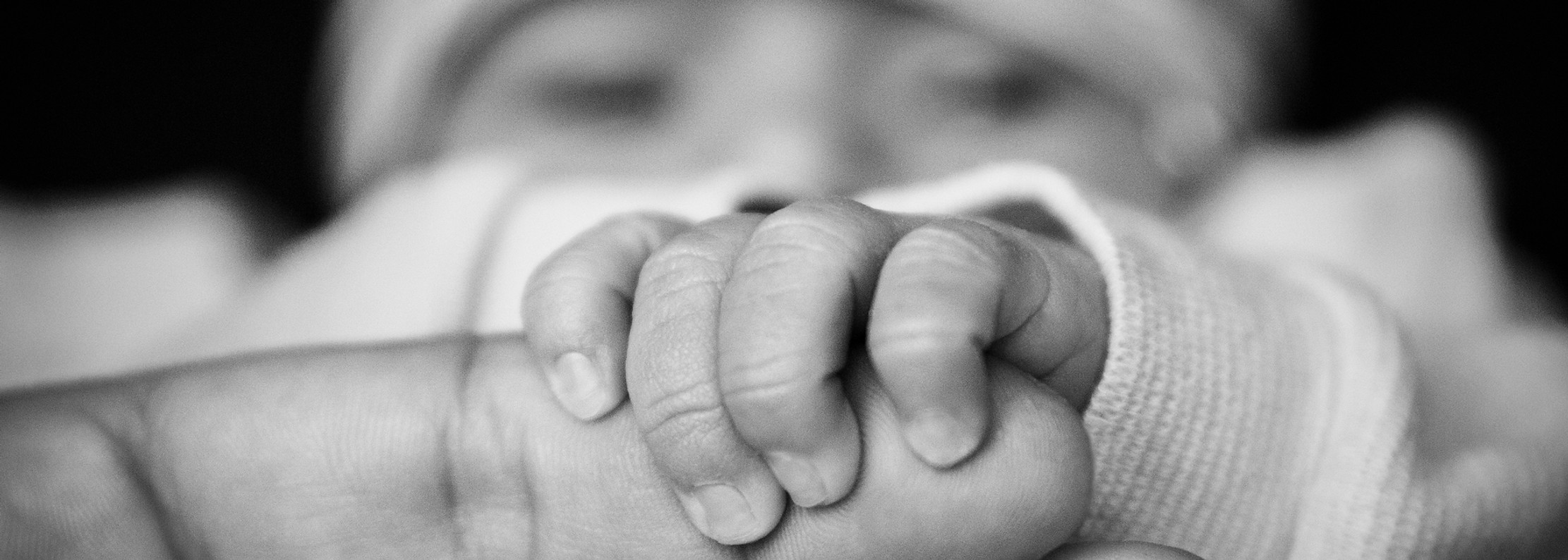 Baby greift nach Hand. Jasmin Schweizer Photography, Fotograf.