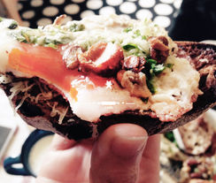 [黑麥麵包、蛋、起司和燕麥。隨便吃的幸福]