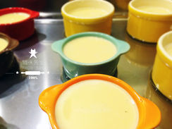 [雞蛋牛奶布丁。真正的滑溜]