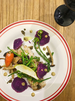 [香煎檸檬鯛魚佐綠花菜，紅蘿蔔與紫紅薯。神奇的大自然調色]