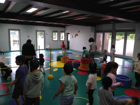 Des enfants de la crèche Ohantzea Ttiki à l'école