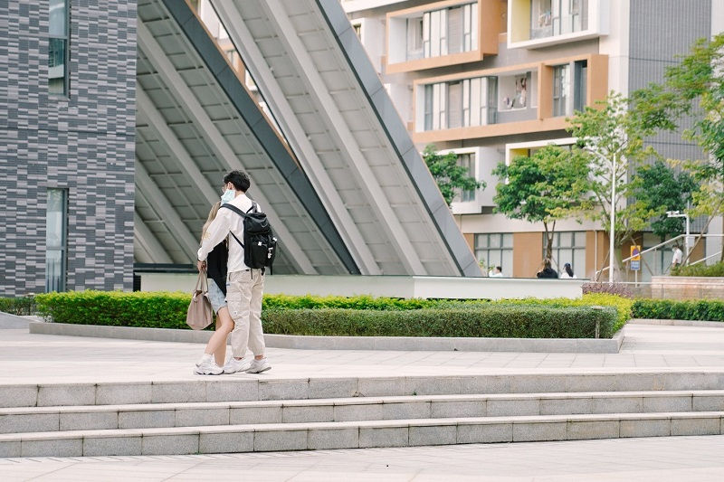 A couple was hugging in UIC campu Photo provided by Jia Zijing