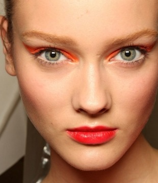 BRIGHT EYELINER