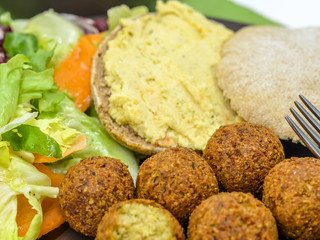 Falafel, hummus, „arabský chlieb“ a šalát s lebanonským dressingom