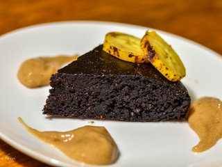 Brownie z kešu orieškov s banánovo-škoricovým krémom