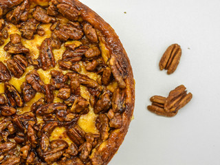 Pekanový cheesecake s karamelom