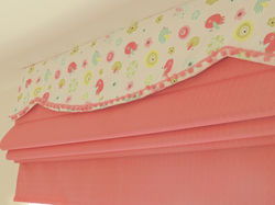 Cortina store con cenefa y pompones pequeños