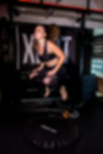 Aluna praticando salto em mini trampolim no XPOT Studio em espaço premium.