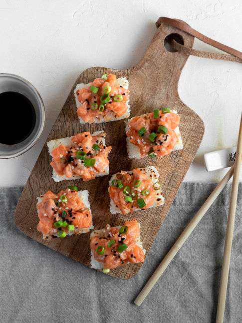 Crispy sushi bites met zalm