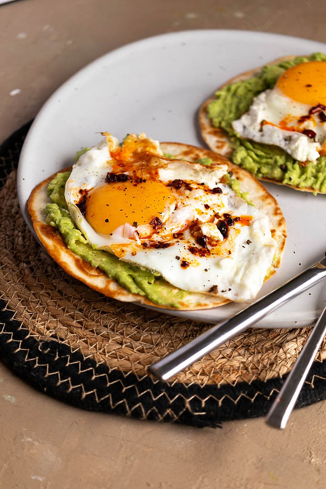 Crispy feta egg met avocado