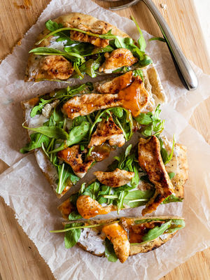 NAANPIZZA MET GEITENKAAS, KIP EN MANGO CHUTNEY