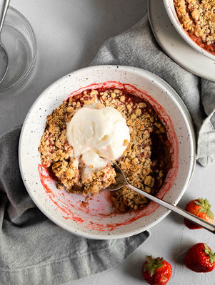 GEZONDE RABARBER AARDBEI CRUMBLE