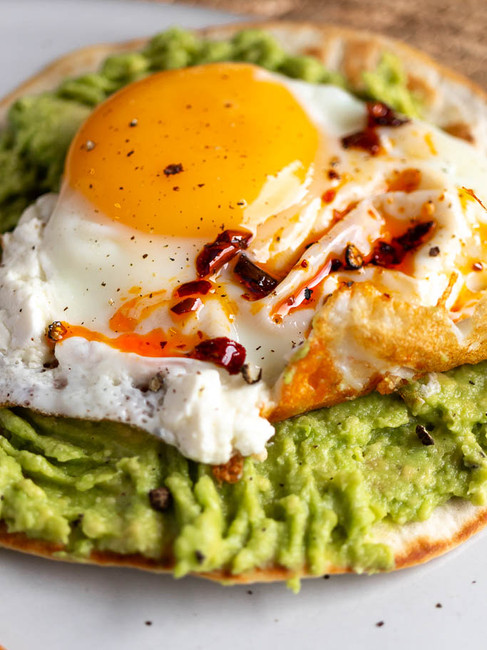 Tosatada's met ei, avocado, feta en crispy chili olie