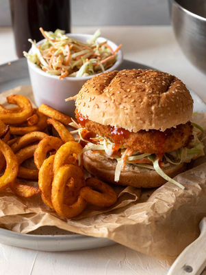 KROKANTE VISBURGER MET KOOLSALADE