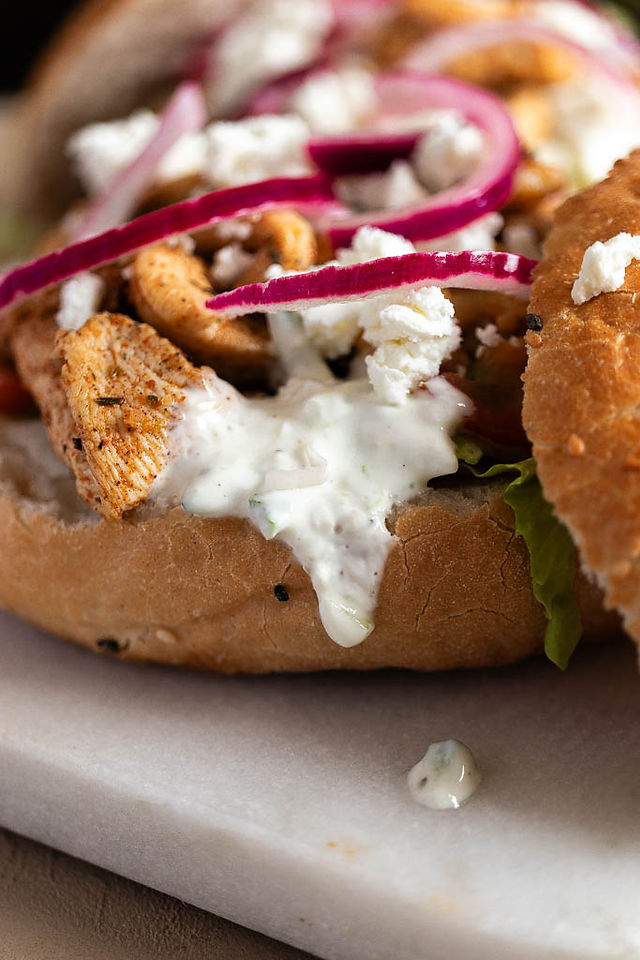 Close up van een kip gyros broodje met tzatziki
