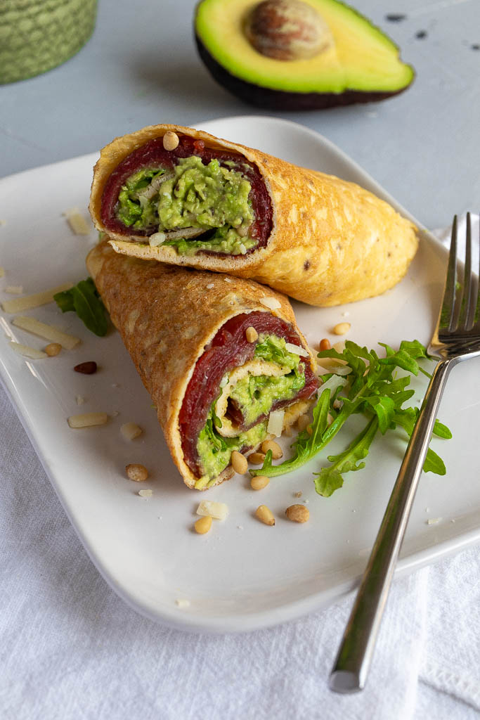 Eiwitrijke eiwrap met carpaccio, avocado en truffel