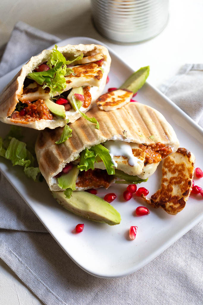 Vegetarische pita met halloumi, muhammara en granaatappel