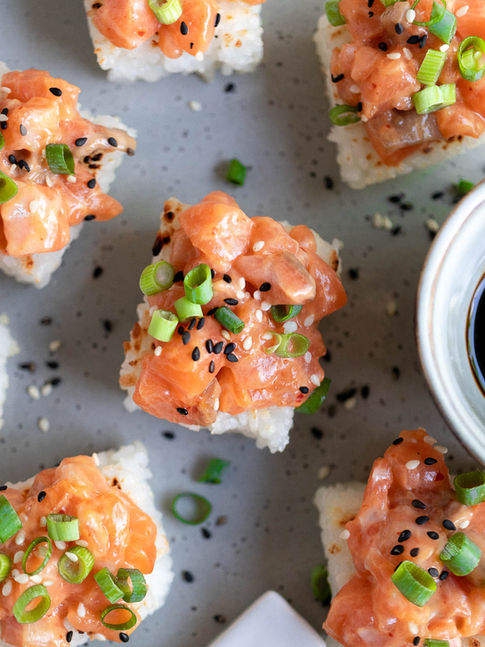 Crispy sushi bites met zalm