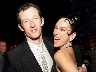 Dua Lipa confirma compromiso con Callum Turner